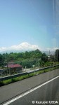 談合坂SAにはスカイツリーのお土産の山が…富士山は頭を雲の上にだあ