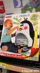 赤ちゃん用品=乳児用玩具売場にいたペンギンたち